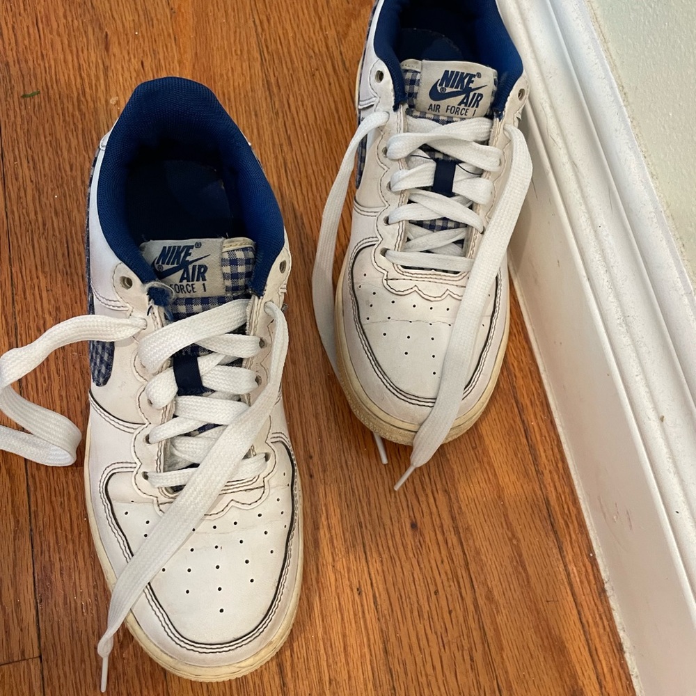 Nike Air sneakers. Kids size 5.5 . - Picture 2 of 11